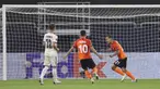 Pemain Shakhtar Donetsk Alan Patrick (kanan) melakukan selebrasi usai mencetak gol ke gawang Bassel pada pertandingan perempat final Liga Europa di Veltins-Arena, Gelsenkirchen, Jerman, Selasa (11/8/2020). Shakhtar Donetsk menang 4-1. (Wolgang Rattay/Pool Photo via AP)