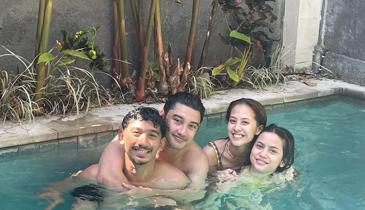 Renang tak harus di pantai, di villa juga tetap seru bareng teman-teman. [Instagram @zaraadhsty]