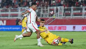 Malut United kembali menelan hasil kurang memuaskan pada lanjutan BRI Super League 2025/2026. Bermain di kandang sendiri, Stadion Gelora Kie Raha, Ternate, Kamis (23/4/2026), Laskar Kie Raha harus mengakui keunggulan Persebaya Surabaya dengan skor 0-2. (Bola.com/Gatot Sumitro)