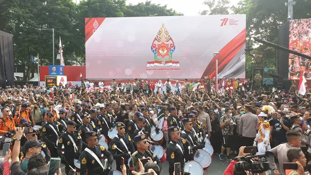 Kirab Bendera Merah Putih sepanjang 1.700 meter (Liputan6.com/ Nanda Perdana Putra)