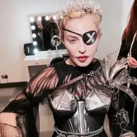 Madonna pakai aksesori rancangan Rinaldy Yunardi (Instagram @madonna)