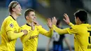 Pemain Borussia Dortmund merayakan gol yang dicetak Thorgan Hazard ke gawang Club Brugge pada laga lanjutan Liga Champions di Jan Breydel Stadion, Kamis (5/11/2020) dini hari WIB. Borussia Dortmund menang 3-0 atas Club Brugge. (AP Photo/ Francisco Seco)