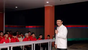 Malam Hari, Gus Ipul Beri Motivasi ke Siswa Baru Sekolah Rakyat DKI