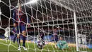 Pemain Barcelona, tampak lesu usai pemain Bayern Munchen, Joshua Kimmich, mencetak gol pada laga perempat final Liga Champions di Estadio da Luz, Sabtu (15/8/2020). Barcelona takluk 2-8 dari Bayern Munchen. (AP/Manu Fernandez/Pool)