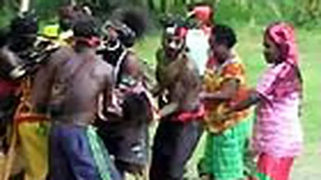 Perang antar kelompok warga Kampung Atas dan Kampung Bawah di Kwamki Lama, Timika, Papua, hari ini kembali memakan korban. Satu orang warga kampung atas tewas terkena panah dan langsung dibakar oleh warga. 