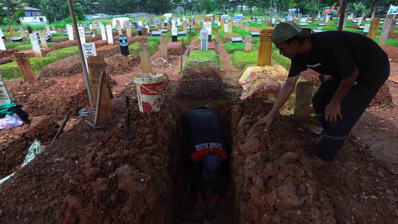 FOTO: Jakarta Krisis Makam: Warga Terpaksa Gunakan Sistem Tumpang