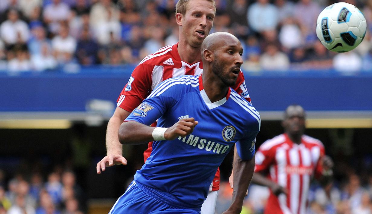 Nicolas Anelka. Striker Prancis yang telah pensiun pada Januari 2016 bersama Mumbai City ini tercatat sebagai pemain yang pernah memperkuat klub Big Six terbanyak di Liga Inggris yaitu 4 klub dari total 6 klub yang pernah dibelanya di Liga Inggris. Keempat klub tersebut adalah Arsenal, Liverpool, Manchester City dan Chelsea. Dari keempatnya, Chelsea menjadi klub yang paling lama dibelanya yaitu selama 5 musim sejak tengah musim 2007/2008 hingga tengah musim 2011/2012 dan total tampil dalam 184 laga di semua ajang bareng The Blues dengan torehan 59 gol dan 38 assist. (AFP/Leon Neal)