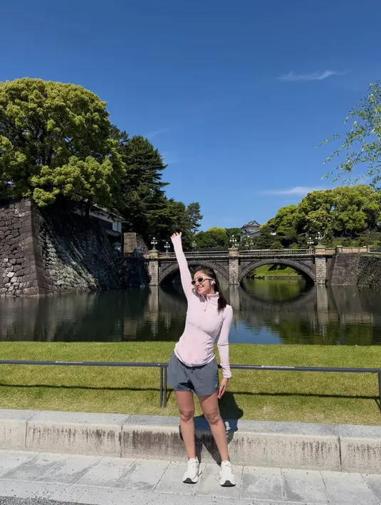 Untuk aktivitas outdoor, Febby memilih outfit sporty berupa zip-up top warna soft pink dipadukan running shorts abu-abu. Sneakers putih dan sunglasses kecil memberi nuansa sporty chic yang ringan dan youthful. [@febbyrastanty].