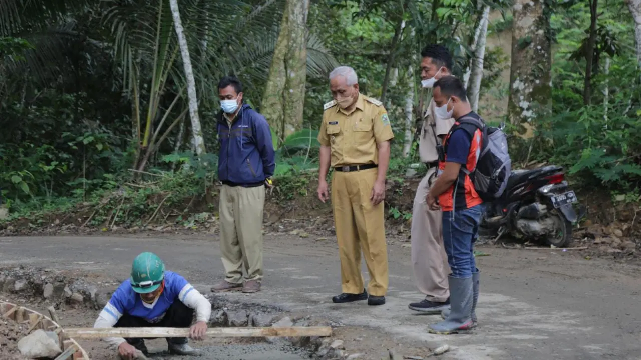 Plh Bupati Banjarnegara Syamsudin meninjau sejumlah proyek infrastruktur. (Foto: Liputan6.com/Humas Pemkab Banjarnegara)