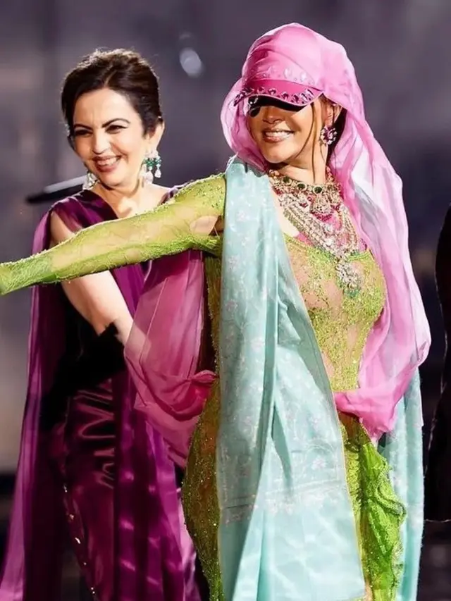 Gaya Rihanna Manggung di Pernikahan Miliarder India dengan Gaun Transparan dan Kaki Nyeker