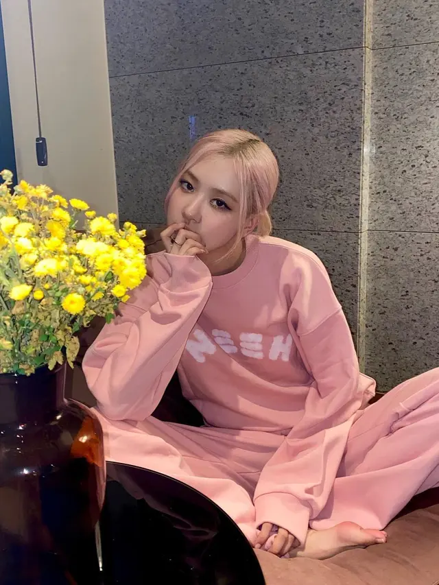 Deretan Sweater Favorit Rose BLACKPINK, Ada yang Harganya Puluhan Juta