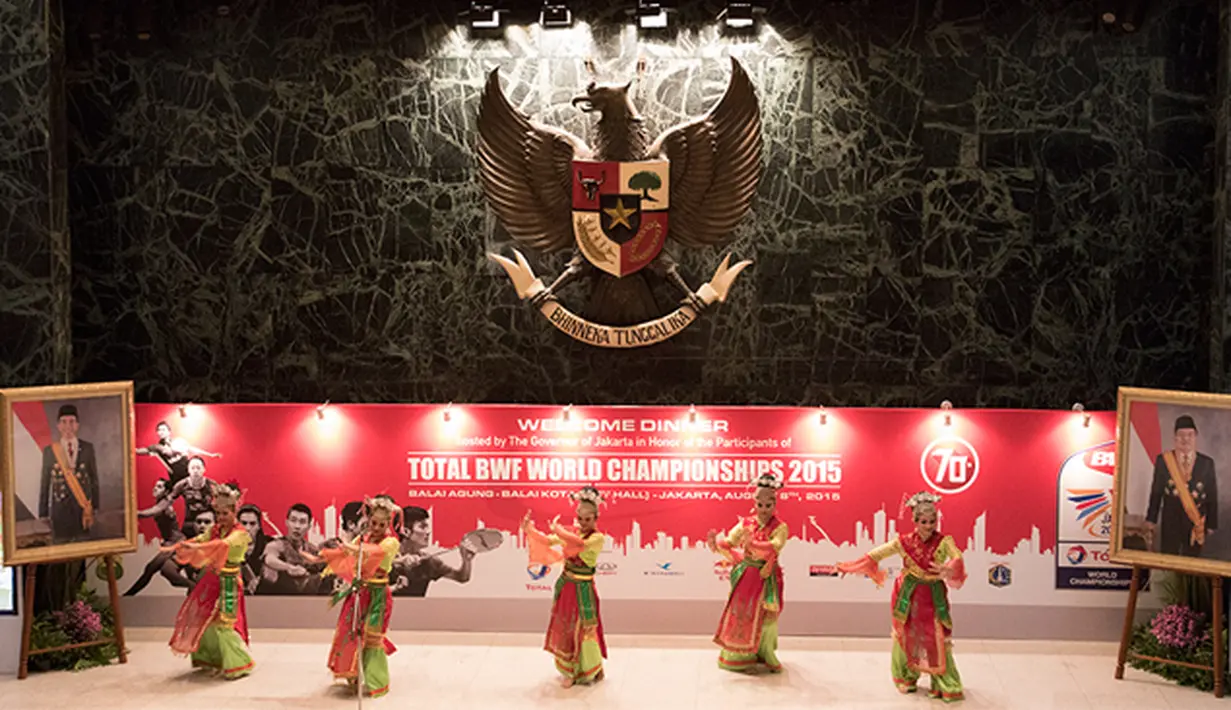 Penampilan tarian daerah membuka acara jamuan makan malam jelang Kejuaraan Dunia BWF 2015 di Balai Kota, Jakarta, Sabtu (8/8/2015). (Bola.com/Vitalis Yogi Trisna)