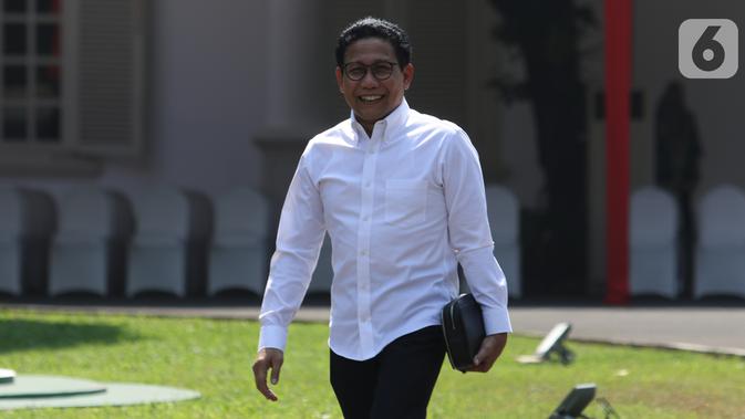 Ketua DPRD Jawa Timur fraksi PKB Abdul Halim Iskandar tersenyum saat tiba di Istana Kepresidenan, Jakarta, Selasa (22/10/2019). Kakak dari Ketum PKB Muhaimin Iskandar itu tampil berkemeja putih seperti calon-calon menteri yang dipanggil Presiden Joko Widodo. (Liputan6.com/Angga Yuniar)