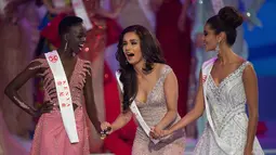 Reaksi Miss India, Manushi Chhillar saat namanya disebut sebagai pemenang ajang kontes Miss World ke-67 di Sanya, Tiongkok, Sabtu (18/11). Mahasiswa kedokteran dari Haryana ini membawa pulang mahkota Miss World 2017. (NICOLAS ASFOURI/AFP)