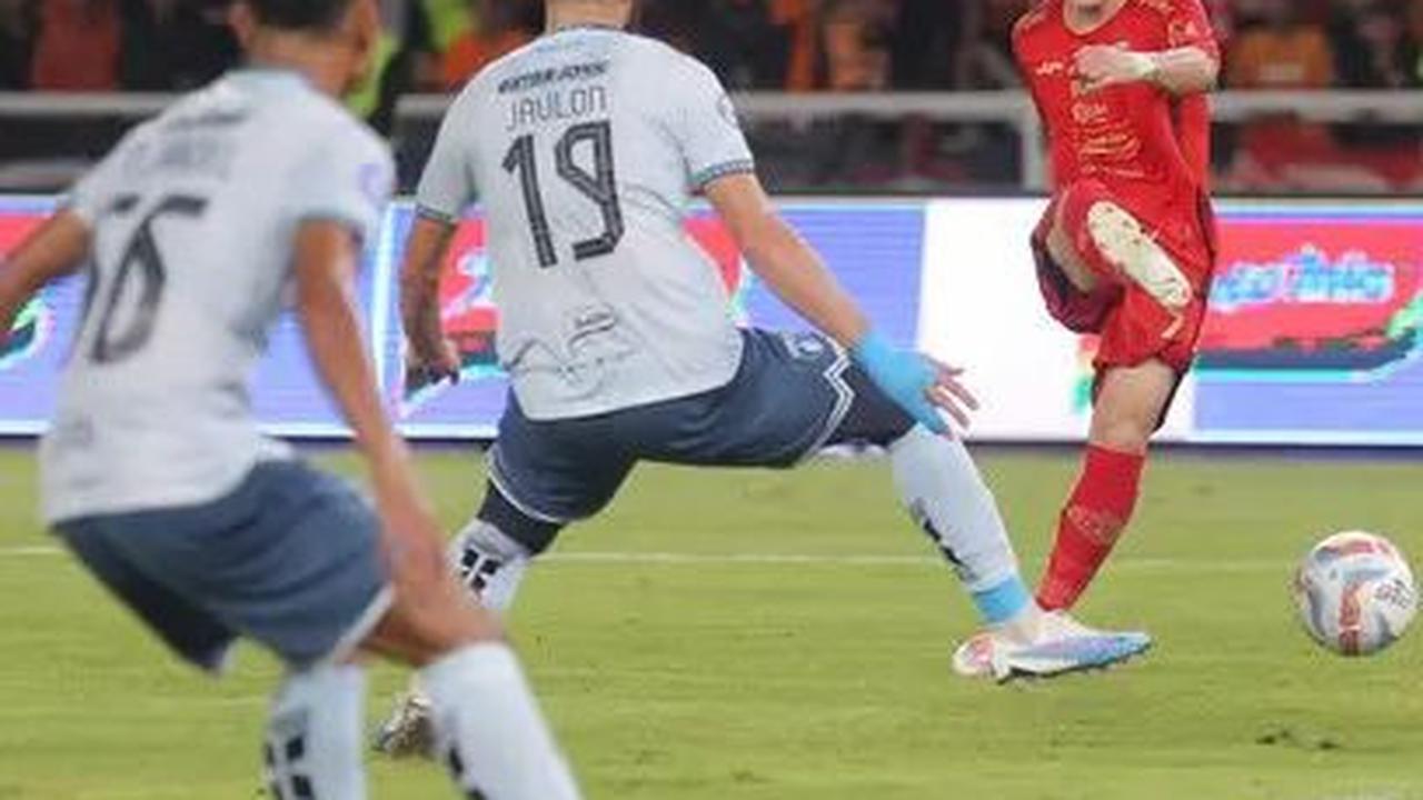 Ryo Matsumura, pemain Persija Jakarta, melepas tendangan bola ke gawang Persita Tangerang di pertandingan BRI Liga 1 2023/2024 di Stadion Utama Gelora Bung Karno, Jakarta, Minggu (3/12/2023) malam WIB. (Bola.com/M Iqbal Ichsan)