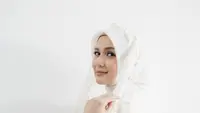 Potret Dea Annisa Pengajian Jelang Menikah dengan Mazaki Achmad, Anggun Serba Putih