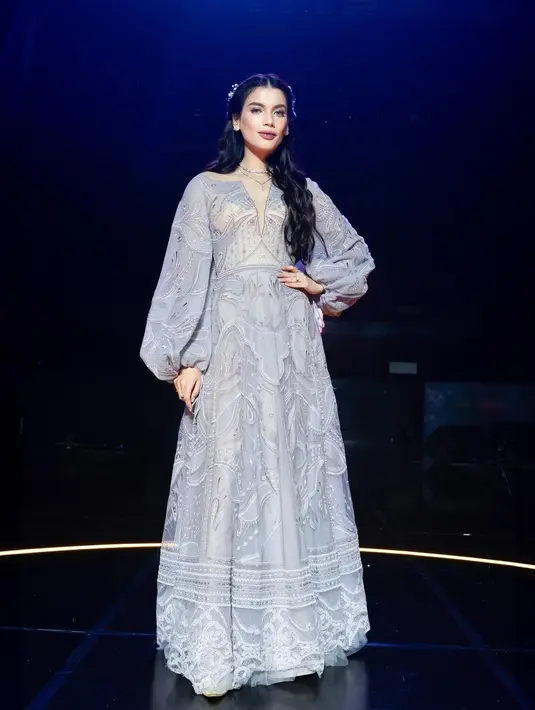 Masih mengenakan gaun dari Hian Tjen, Sabrina tampil glamor dengan gaun A-Line dan puffy sleeve [@sabrinachairunnisa_]