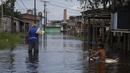 <p>Seorang anak laki-laki menggunakan pintu lemari es untuk mengapung di seberang jalan yang dibanjiri oleh naiknya sungai Negro di Iranduba, negara bagian Amazonas, Brasil, Senin (23/5/2022). Wilayah Amazon sedang dilanda banjir dengan 35 kotamadya yang menghadapi salah satu banjir terburuk mereka dalam beberapa tahun dan permukaan air diperkirakan akan meningkat selama beberapa bulan mendatang. (AP Photo/Edmar Barros)</p>