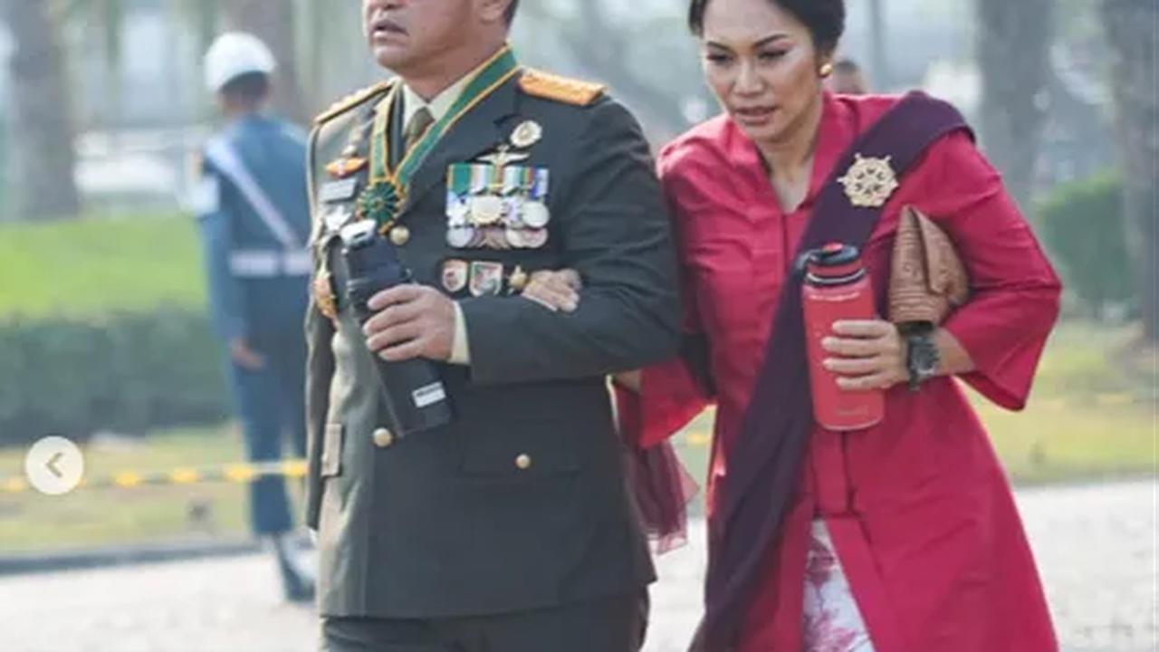 Namun ada satu momen yang sukses mencuri perhatian masyarakat dalam unggahan Uli. Terlihat, Maruli dengan gagahnya menggandeng sang istri. <br>