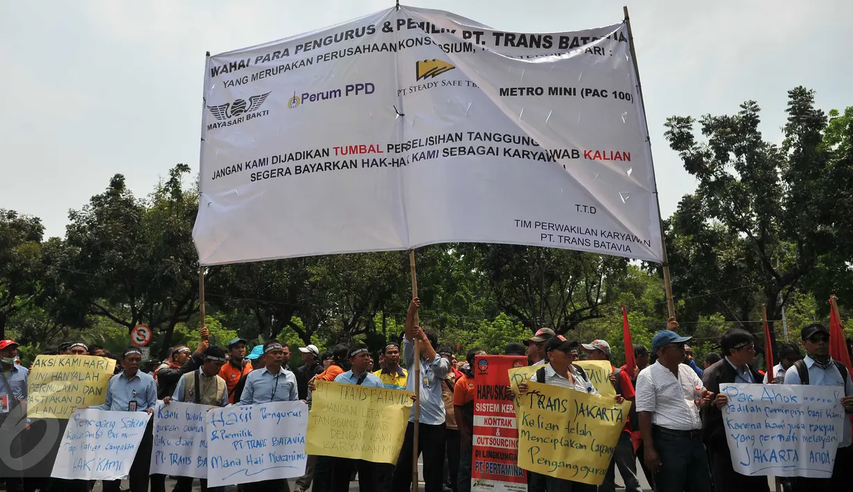 Ratusan sopir bus Transjakarta yang bernaung di PT Trans Batavia membawa spanduk saat melakukan demo di Balai Kota, Jakarta, Rabu (14/9) . Mereka menuntut PT Trans Batavia membayar gaji mereka sejak Maret hingga Agustus 2016. (Liputan6.com/Gempur M Surya)