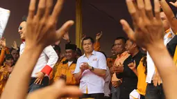 Di depan ribuan simpatisan Partai Hanura, Hari Tanoe (HT) berbicara soal perbandingan penghasilan di Indonesia dan di negara lain (Liputan6.com/Rini Suhartini)