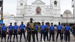 Prajurit Angkatan Darat Sri Lanka mengamankan sekitar Gereja St Anthony Shrine usai ledakan di Kochchikade, Kolombo, Sri Lanka, Minggu (21/4). Menurut laman News18 dikutip pada Minggu (21/4/2019), saat ini terdapat sekitar 450 orang yang telah dibawa ke rumah sakit. (AP Photo/Eranga Jayawardena)