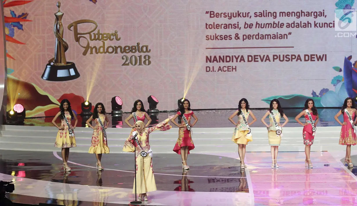 Finalis Puteri Indonesia asal Aceh saat tampil pada Malam Puncak Puteri Indonesia 2018 di JCC, Jakarta, Jumat (9/3). 39 perempuan cantik dan berbakat dari 34 provinsi yang berebut mahkota dan selempang juara. (Liputan6.com/Herman Zakharia)