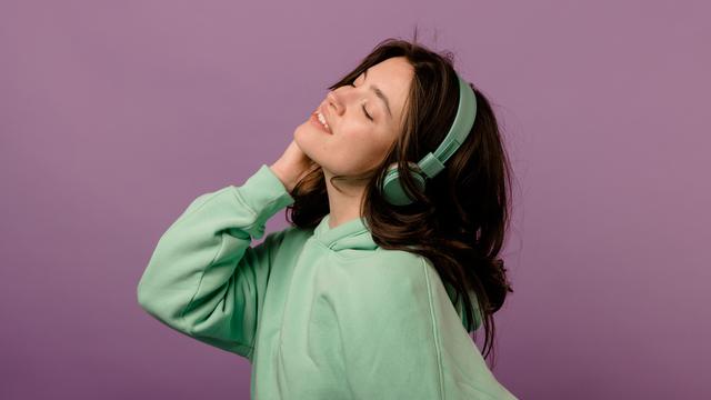 Ilustrasi mendengarkan musik, lagu