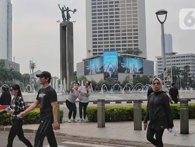 Aktivitas warga di kawasan Bundaran Hotel Indonesia (HI) Jakarta, Minggu (13/10/2024). (Liputan6.com/Angga Yuniar)