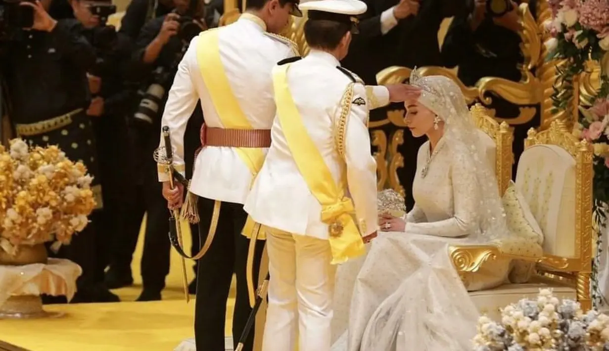 Anisha Rosnah tampil anggun elegan dengan gaun pengantin lengan panjang dan kerudungnya yang dramatis. Ia juga melengkapi penampilan ini dengan perhiasan yang memukau. [Foto: Instagram/thebridestory]