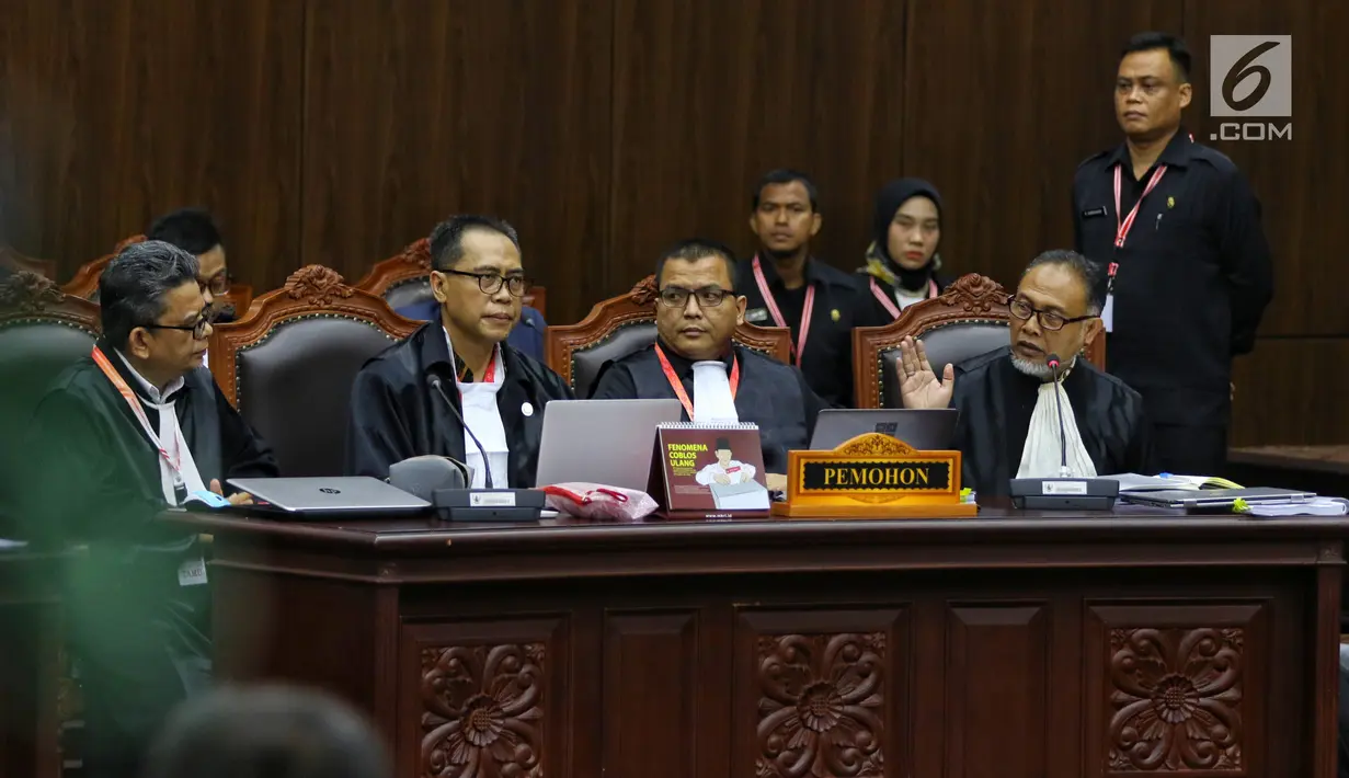 Tim kuasa hukum paslon 02 Prabowo Subianto-Sandiaga Uno selaku pemohon mengikuti sidang perdana sengketa Pilpres 2019 di Mahkamah Konstitusi (MK), Jakarta, Jumat (14/6/2019). Sidang perdana tersebut memiliki agenda pembacaan materi gugatan dari pemohon. (Lputan6.com/Johan Tallo)
