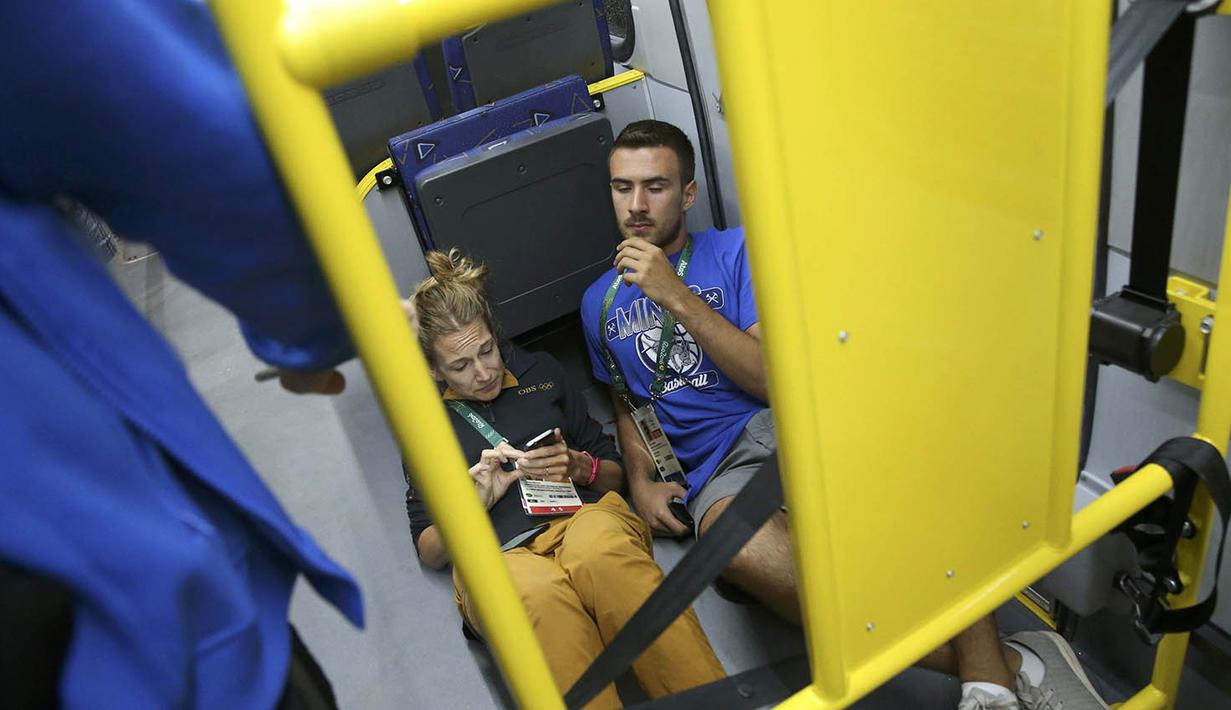 Dua orang dilaporkan cedera, namun tidak ada korban jiwa maupun luka serius dalam insiden peluru nyasar yang menerjang bus pengangkut jurnalis peliput Olimpiade 2016 Rio de Janeiro. (Reuters/Shannon Stapleton)