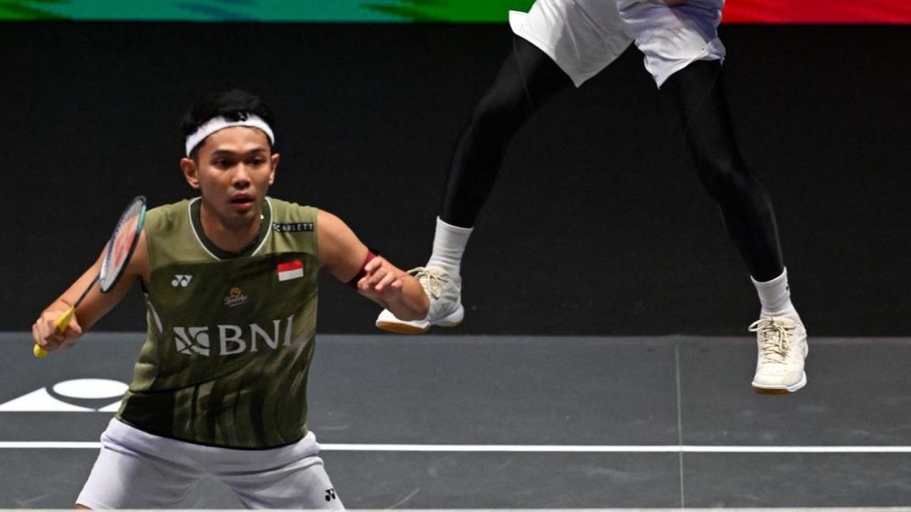Sementara Rian juga menyatakan bahwa gelar ini mereka persembahkan untuk PBSI, keluarga, dan semua pendukung Indonesia yang selalu mendukung mereka. Foto: JUSTIN TALLIS / AFP<br>
