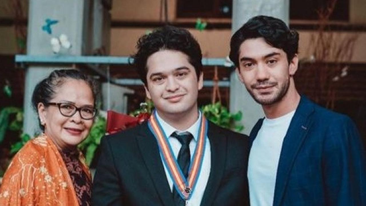 Jarang Tersorot, Ini 6 Potret David Jonathan Adik Reza Rahadian