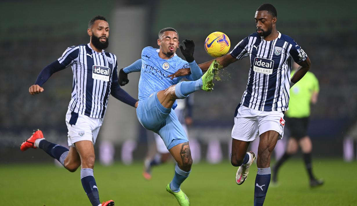 Striker Manchester City, Gabriel Jesus, menendang bola saat melawan West Bromwich Albion pada laga Liga Inggris di Stadion The Hawthorns, Selasa (27/1/2021). City menang dengan skor 0-5. (Michael Regan/POOL/AFP)