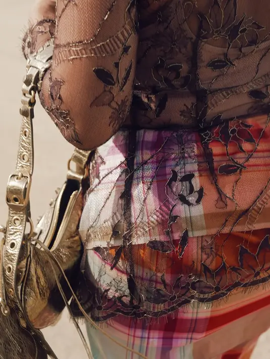 Tas Balenciaga emas yang digunakan adalah keluaran terbaru seri Le Cagole XS Shoulder Bag seharga Rp 24 juta rupiah. Foto: Instagram/ Tara Basro)