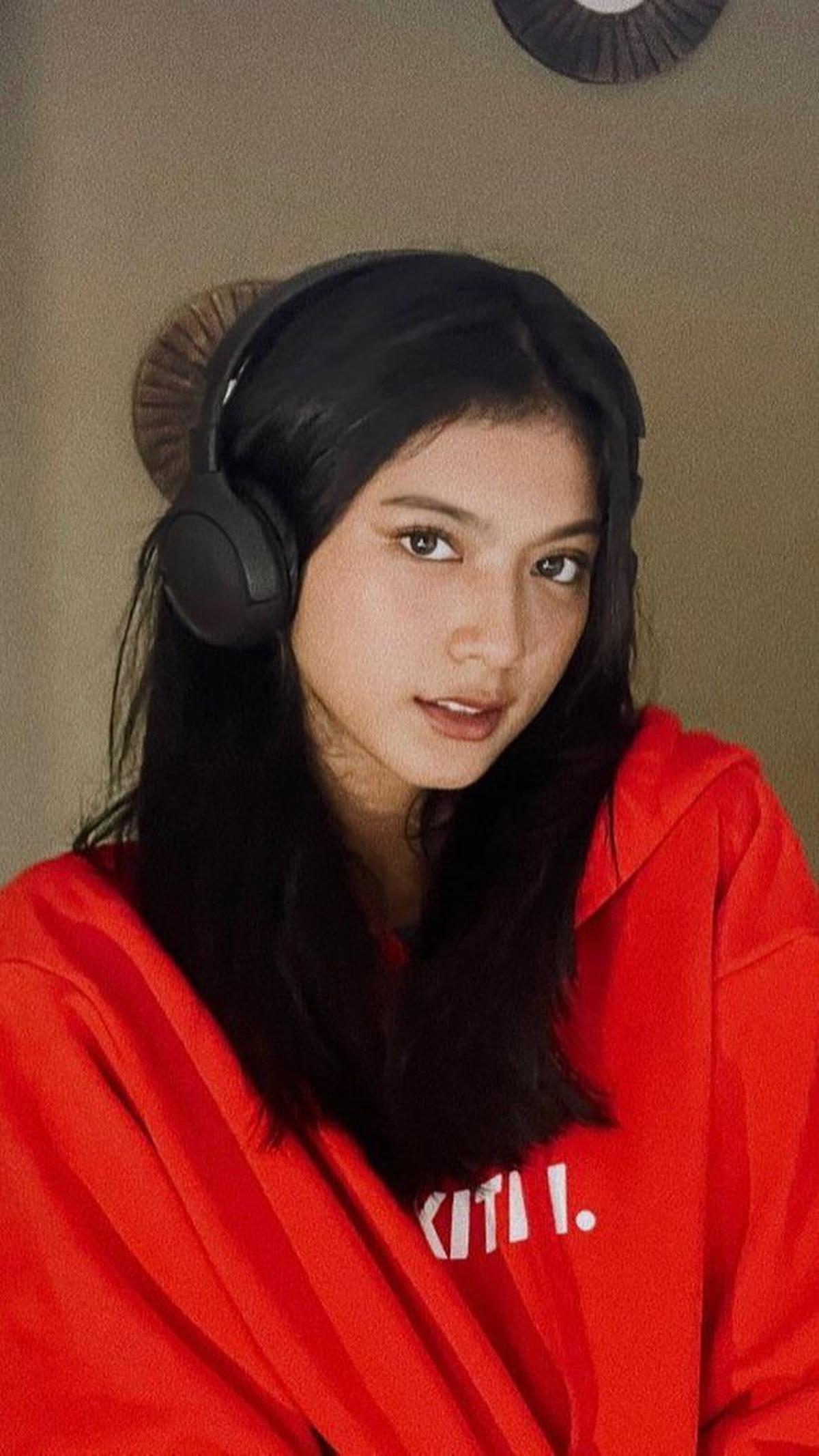 Di tengah kesibukannya, Vio  kerap membagikan kesehariannya di Instagram. Ia tumbuh menjadi remaja yang super cantik dan menawan.