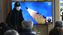 Sebuah layar TV menunjukkan gambar file peluncuran rudal Korea Utara selama program berita di Stasiun Kereta Api Seoul di Seoul, Korea Selatan, Senin (20/2/2023). Peluncuran rudal pada Senin adalah uji senjata besar ketiga Korea Utara tahun ini setelah Pyongyang mengancam tanggapan yang tegas dan kuat yang belum pernah terjadi sebelumnya atas rencana latihan militer tahunan Korea Selatan dan AS. (AP Photo/Ahn Young-joon)