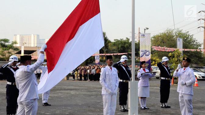 Sejumlah karyawan menggelar upacara pengibaran bendera merah putih dalam rangka HUT ke 73 RI di Gedung OT Cengkareng, Jakarta, Jumat (17/8). Pengibaran bendera dilanjutkan dengan perlombaan antar karyawan. (Liputan6.com/HO/Iwan)