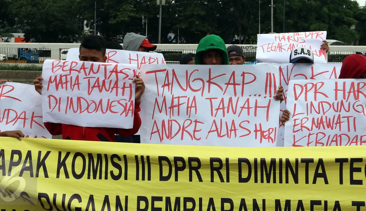 Massa aksi dari Aliansi Peduli Penegakan Hukum (AMPUH) melakukan demonstrasi dengan membawa spanduk dan tulisan di depan Gedung DPR, Senayan, Jakarta, Kamis (14/1). Massa menuntut proses hukum penyelesaian kasus Nenek Ernawati. (Liputan6.com/JohanTallo)