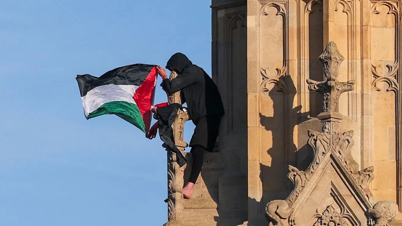 aktivis pro palestina panjat menara big ben