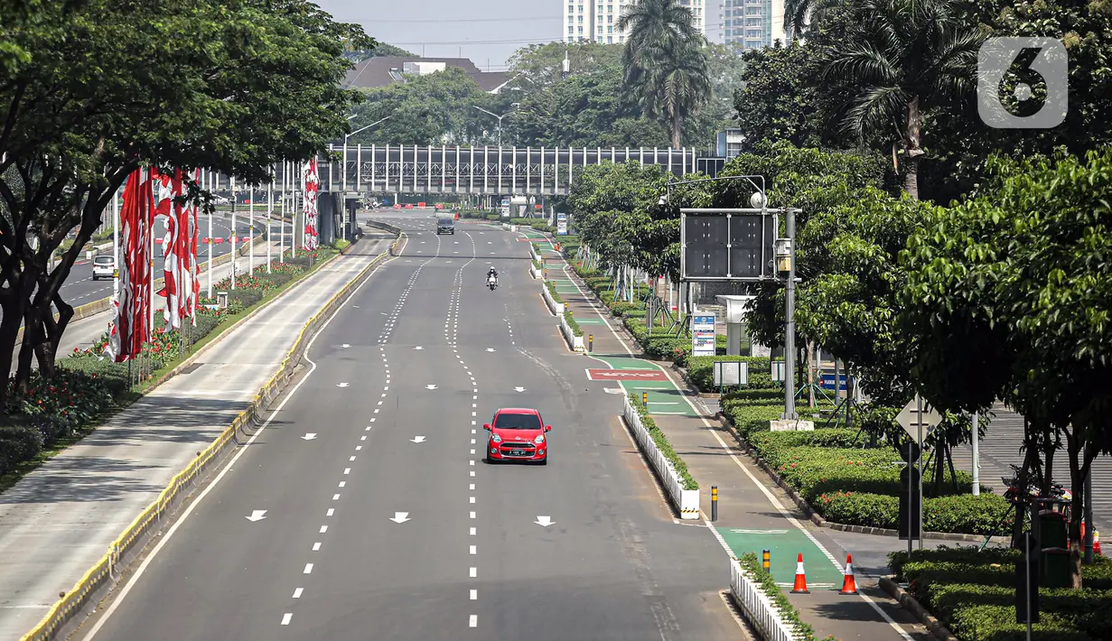 Mobil melintas saat penyekatan PPKM Darurat di kawasan Ratu Plaza, Jakarta, Sabtu (17/7/2021). Menko PMK Muhadjir Effendy mengabarkan Pemberlakuan Pembatasan Kegiatan Masyarakat (PPKM) Darurat akan diperpanjang hingga akhir Juli. (Liputan6.com/Faizal Fanani)