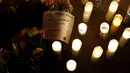 Sebuah pesan tampak diletakkan di antara lilin saat aksi  berdoa bersama di San Bernardino, California, Jumat (4/12). Aksi tersebut untuk korban penembakan brutal di pusat lembaga pelayanan sosial yang menewaskan 14 orang (REUTERS/Mario Anzuoni)