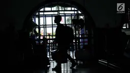 Pemudik membawa barang miliknya di Stasiun Senen, Jakarta, Senin (19/6). Kepala Humas PT KAI Agus Komarudin mengatakan, jumlah penumpang di Stasiun Pasar Senen terus mengalami peningkatan. (Liputan6.com/Gempur M Surya)