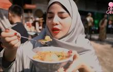 Selain Kurban Sapi Dua Ekor, Dinar Candy Traktir Bakso Orang-orang Kampung Satu Gerobak Bikin Heboh