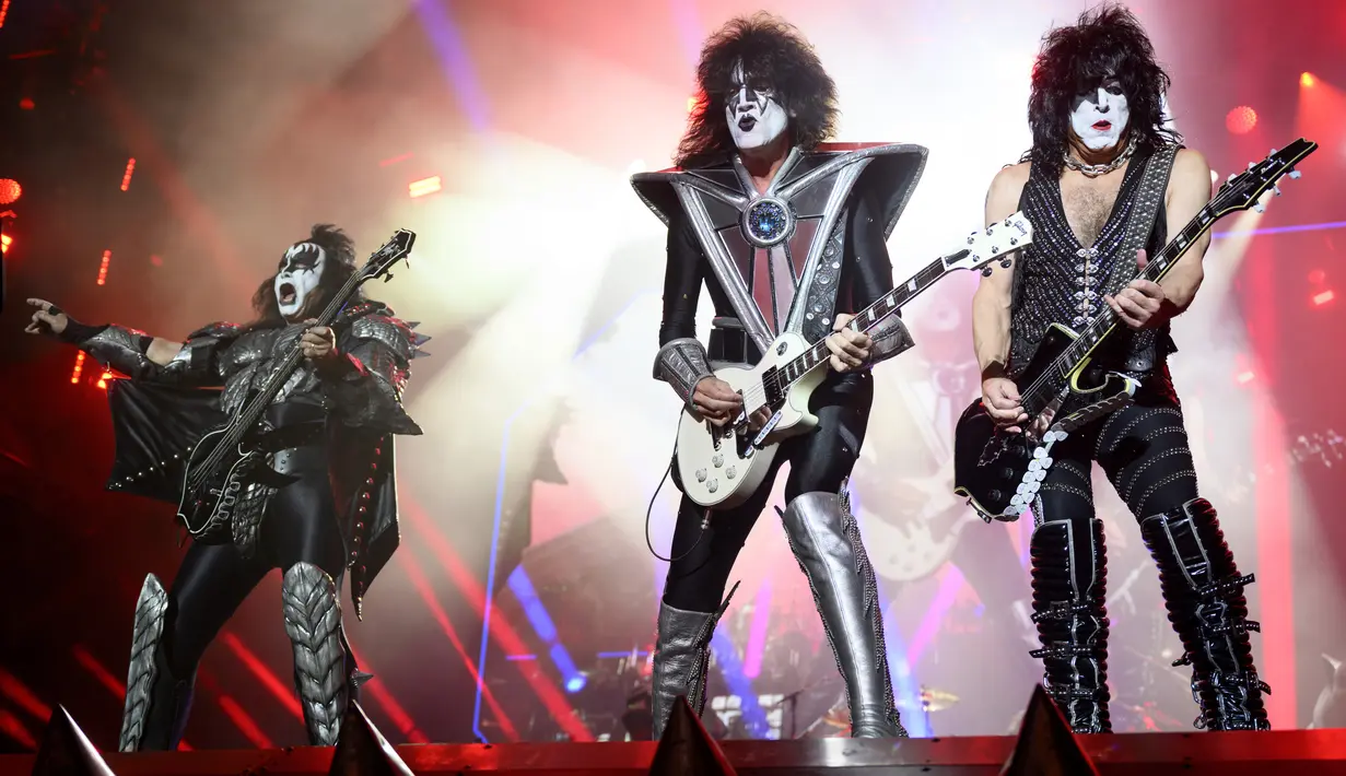 Grup heavy metal AS Kiss tampil saat di atas panggung utama pada hari pertama Paleo Festival ke-45, di Nyon, Swiss (19/7/2022). Festival ini akan berlangsung hingga 24 Juli dan menampilkan beberapa talenta musik terbaik dari seluruh dunia. (Laurent Gillieron/Keystone via AP)