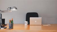 Ilustrasi meja kerja, lampu meja. (Photo by Pixabay: https://www.pexels.com/photo/silver-apple-macbook-on-brown-wooden-table-265072/)