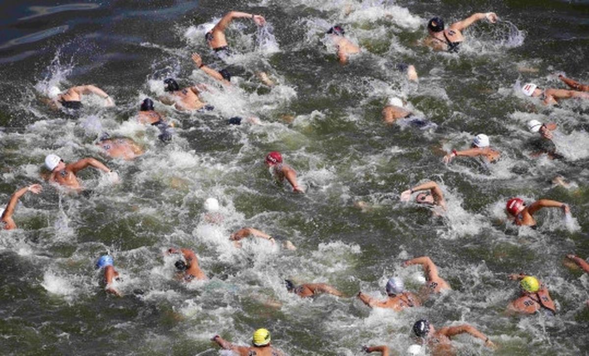 Menyaksikan serunya lomba renang 10 km arungi lautan