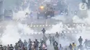 Petugas Brimob Polri menembakkan gas air mata untuk membubarkan massa usai terjadi lemparan batu di Jalan MH Thamrin, Jakarta, Selas (13/10/2020). Massa pengunjuk rasa yang menolak Omnibus Law akhirnya dibubarkan aparat. (merdeka.com/Arie Basuki)