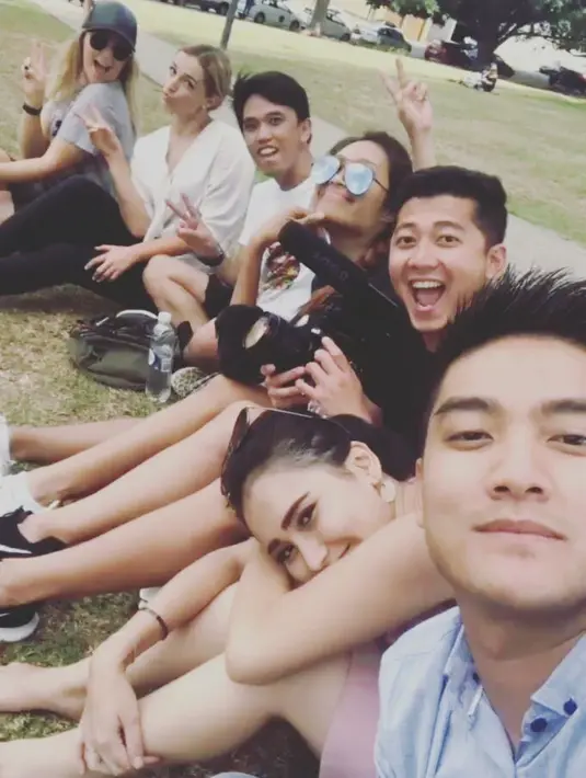 Selain itu, Ayu juga mengatakan bahwa ia mencintai geng barunya dan menyebut dirinya sangat bergaya memiliki squad di Australia. (Instagram/ayutingting92)